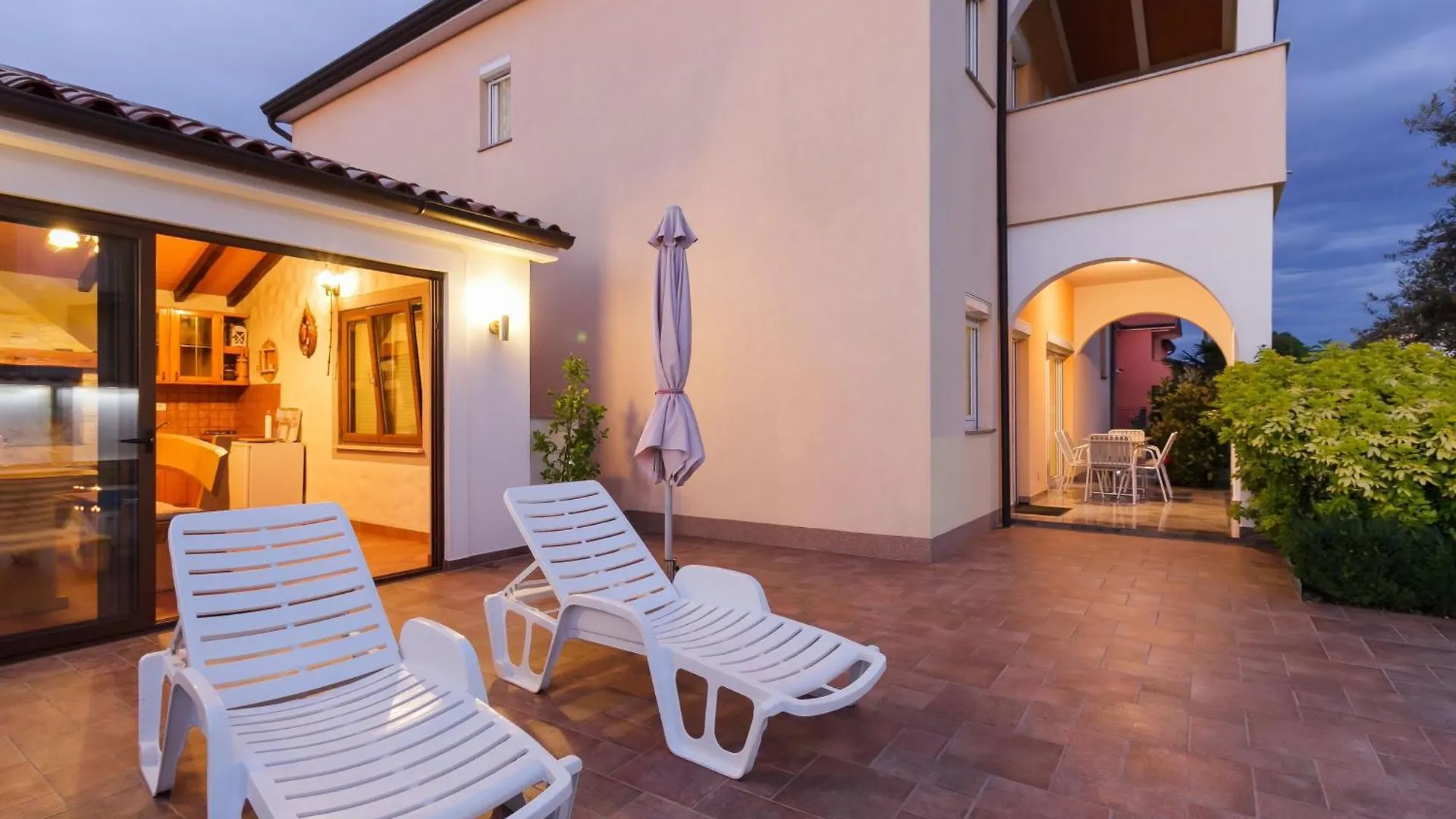 펜션 Schoenes Ferienhaus Mit Swimmingpool 부제