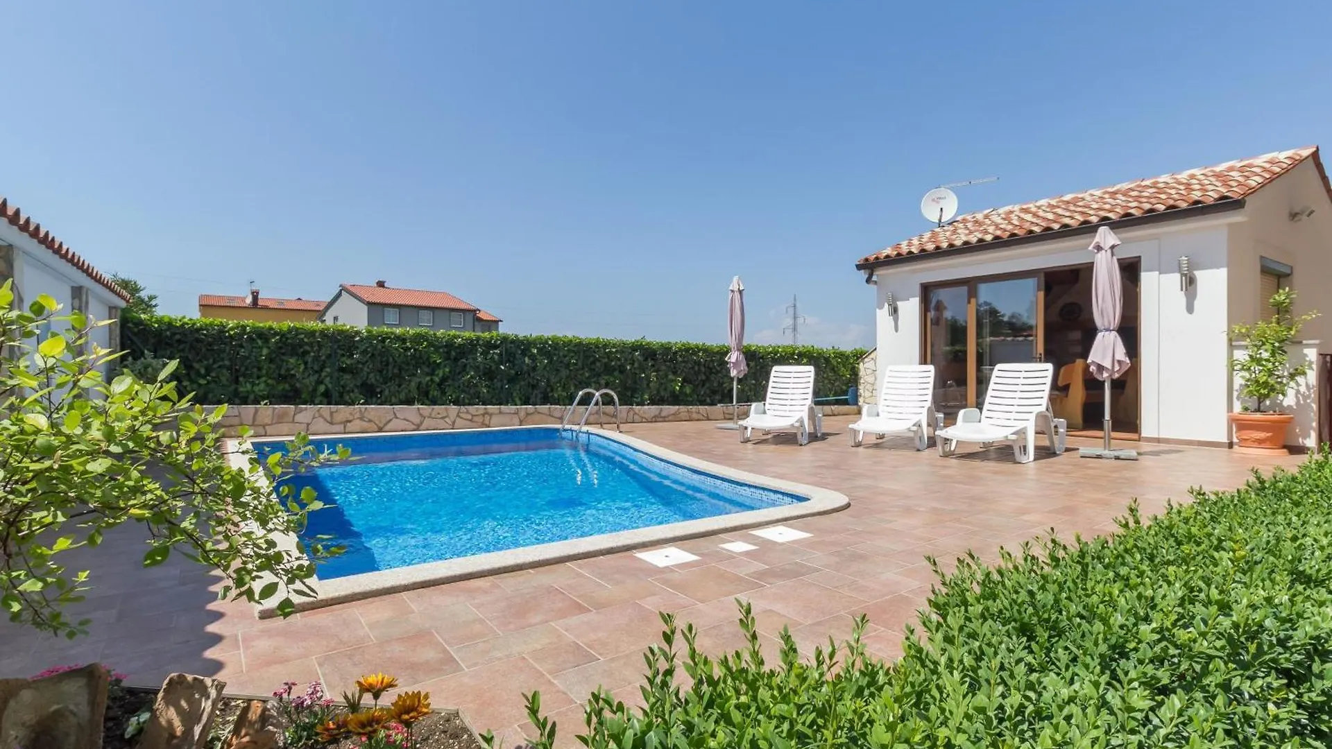 Schoenes Ferienhaus Mit Swimmingpool 부제