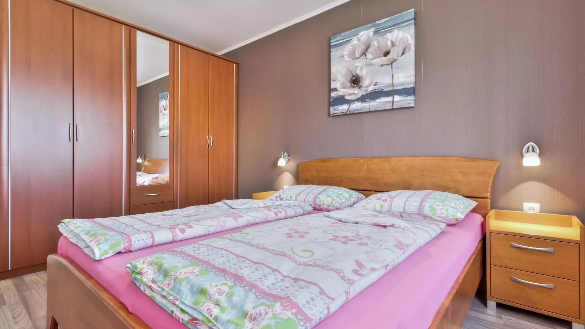 Schoenes Ferienhaus Mit Swimmingpool 부제 펜션