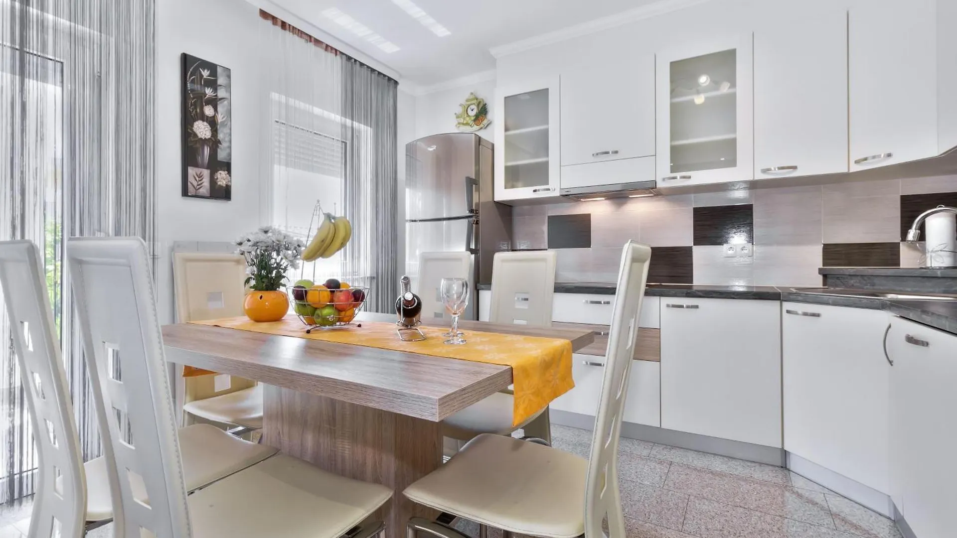 Schoenes Ferienhaus Mit Swimmingpool 부제