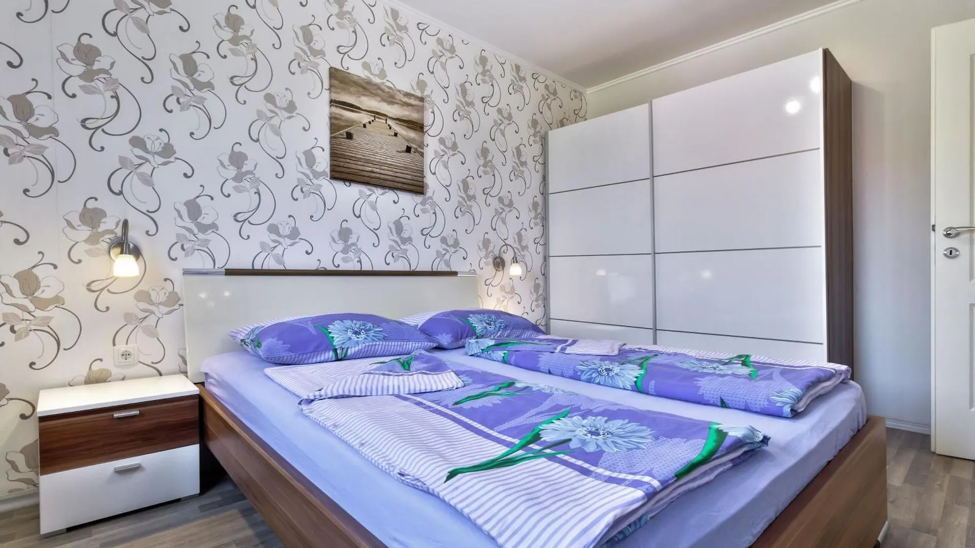 펜션 Schoenes Ferienhaus Mit Swimmingpool 부제